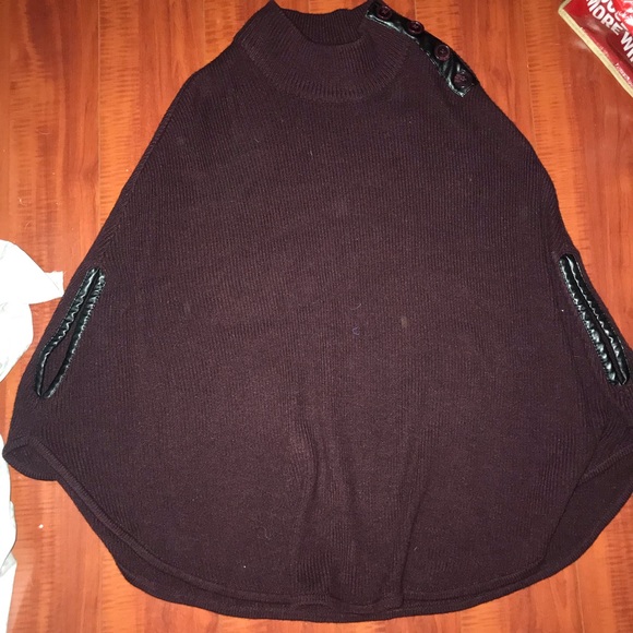 SOLD NEW YORK & COMPANY Cape - Picture 2 of 4